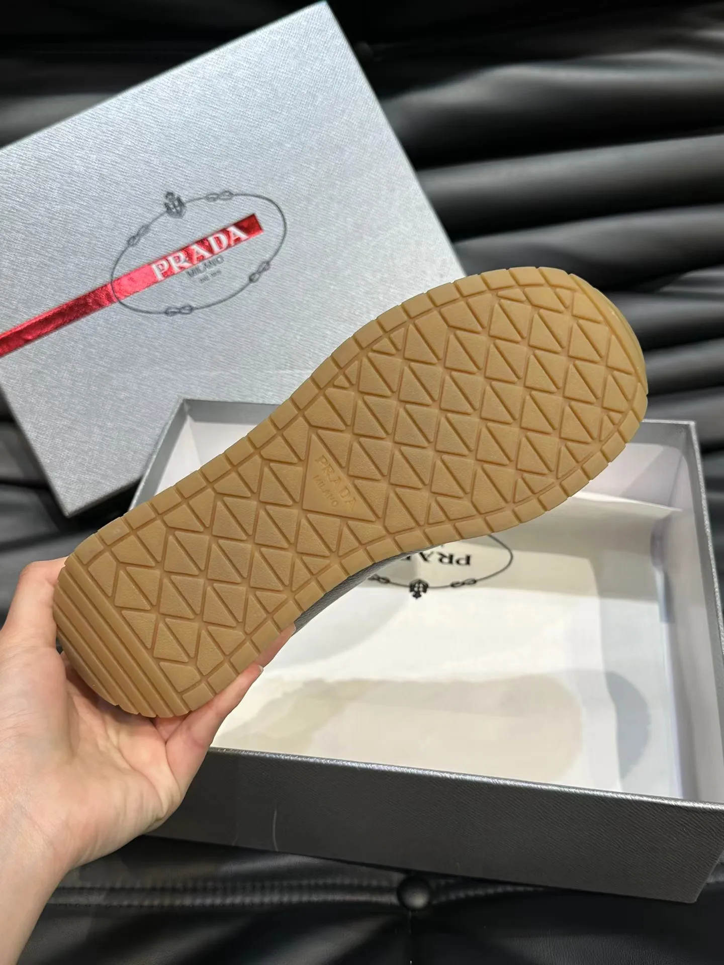 P400 38-45 Prada Prada’s new men’s leather sneakers, the highest version on the market, any comparison is welcome🆚! The original leather has excellent texture and is super high-end! Fetal sheep net lining imported from Italy, removable pad! Luxurious materials and fine workmanship, highly recommended!